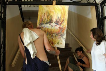 Berényi Pisti rendezi festményeit
